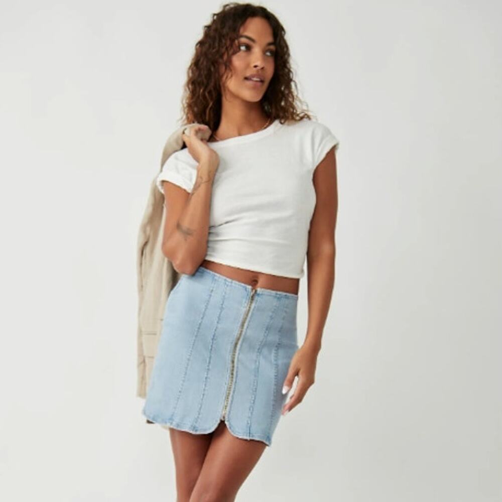 Free People Denim Mini Skirt Light Wash Blue Zip Front Stretchy Mid Rise Size 6